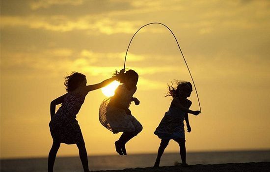 十日谈赤脚跳绳的女孩