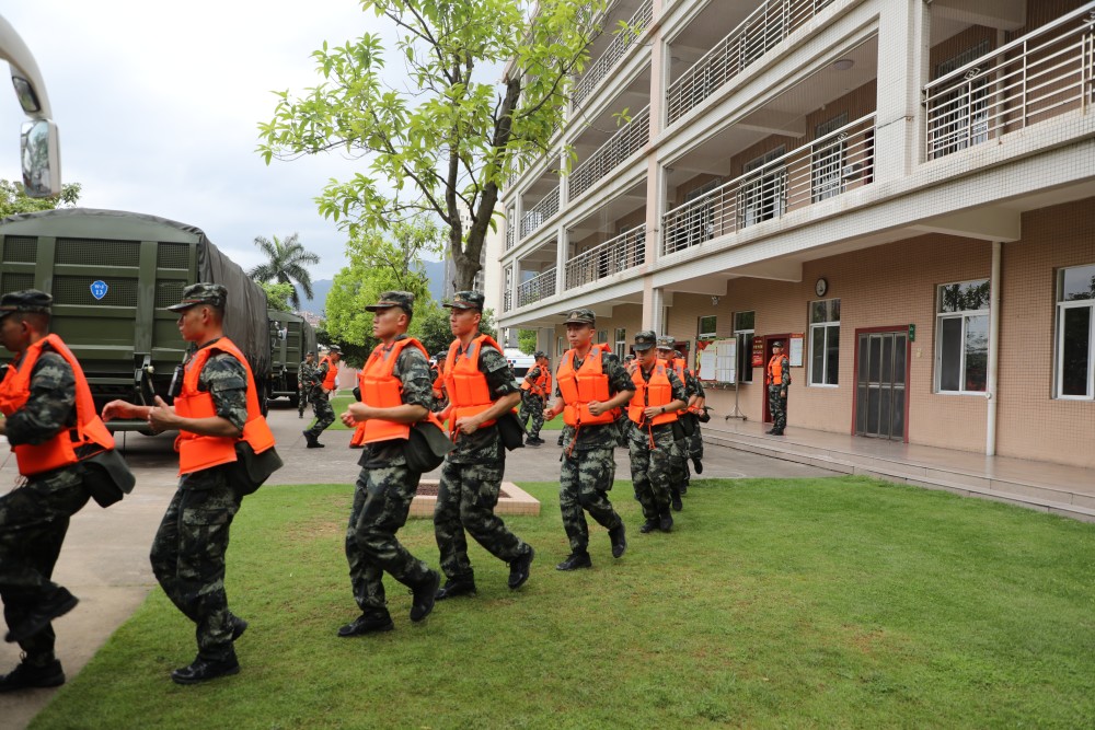 武警肇庆支队闻讯而动,迅速派出40名兵力,调动冲锋舟和橡皮艇,救生衣