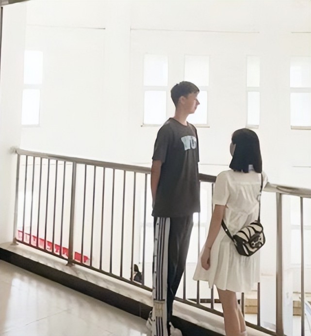 女教师的身高只有1米6,而学生的身高已经超过1米8了,师生间的"最萌