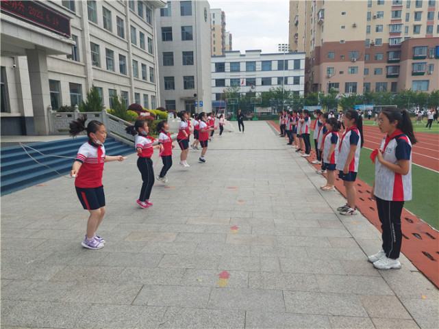 延吉市延新小学举行趣味运动会师生强身健体展风采