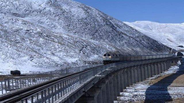 圖注:在中尼鐵路開通前,中國和尼泊爾受山脈阻隔交流很少因為印度並無