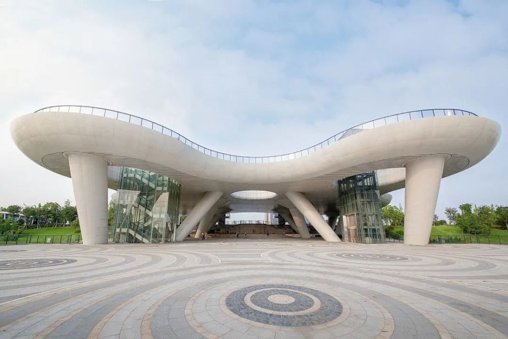 区政府4个站点初步设客运中心,城市阳台按a,b线路交叉行驶2辆车自客运