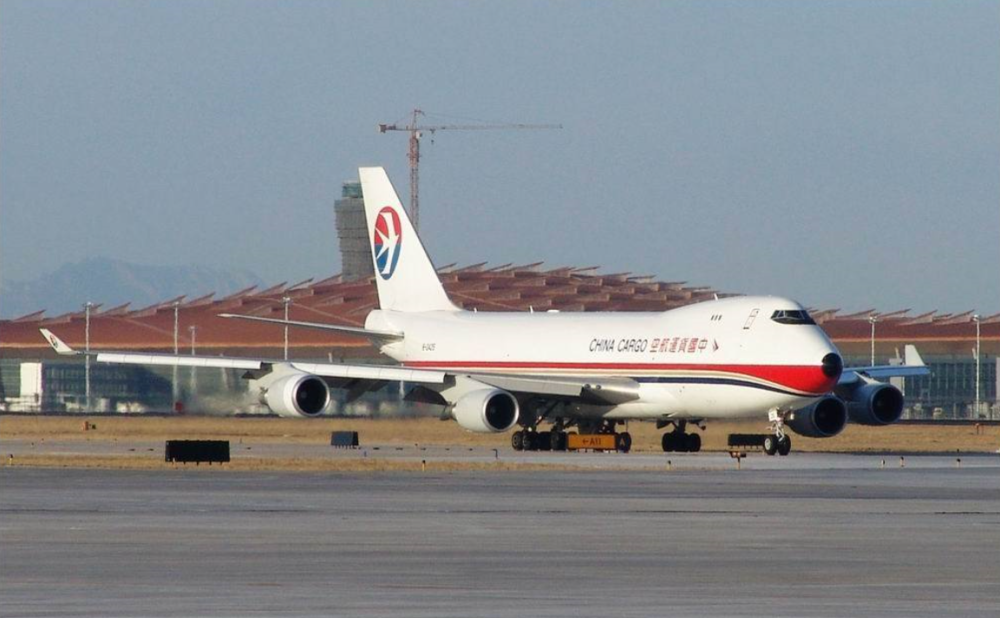 负责东航056班机执飞的b-2425号波音747-412f货机本厂长绘制的b-2425