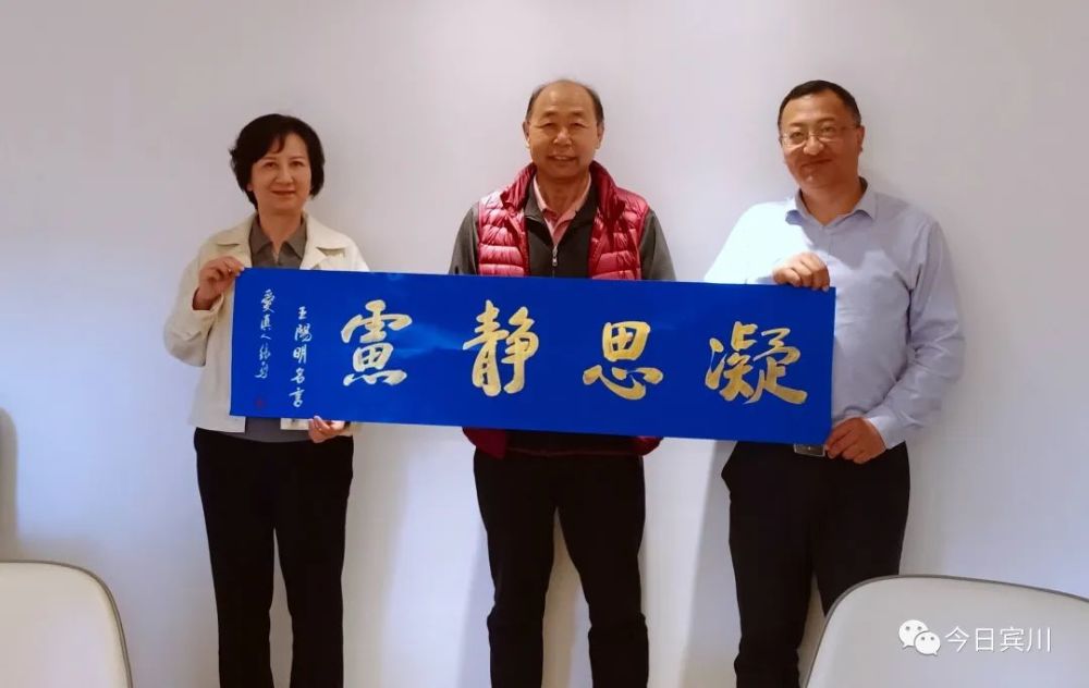 张勇爱好书法,还把文史,文学融入书法中,拜他为师的徒弟也很多.