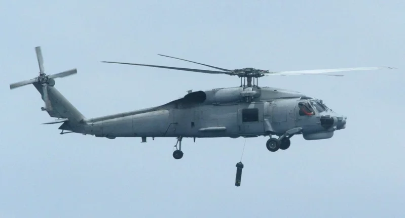 快讯！台媒：台海军一架反潜直升机训练时营区内坠毁，4人受伤