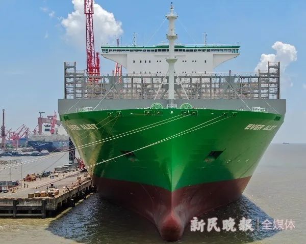 长荣又一超大集装箱船在沪交付,长什么样?
