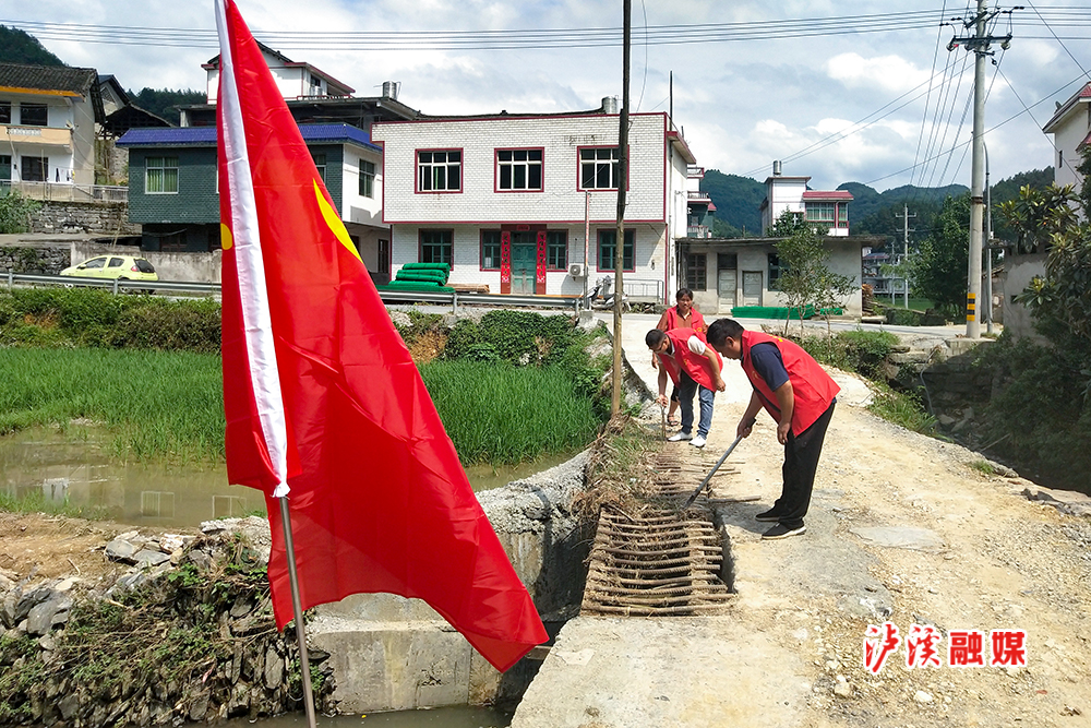 文明创建在行动丨泸溪县兴隆场镇开展河道清理整治行动