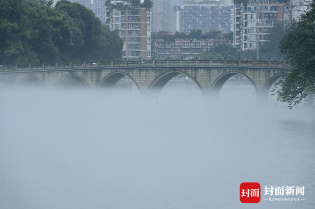雨后成都现美景 雾迷锦江如"仙境"