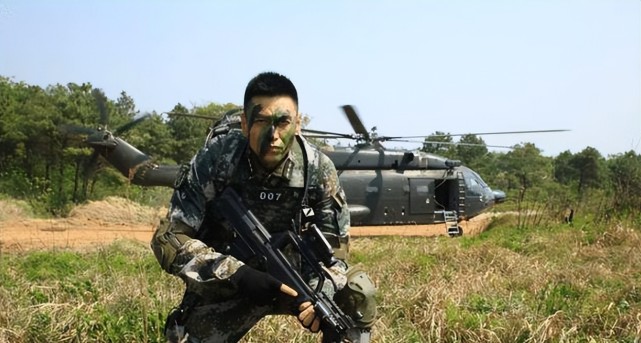 前不久,李飞还与《我是特种兵》里面几位"战友"小聚了一把,穿着居家