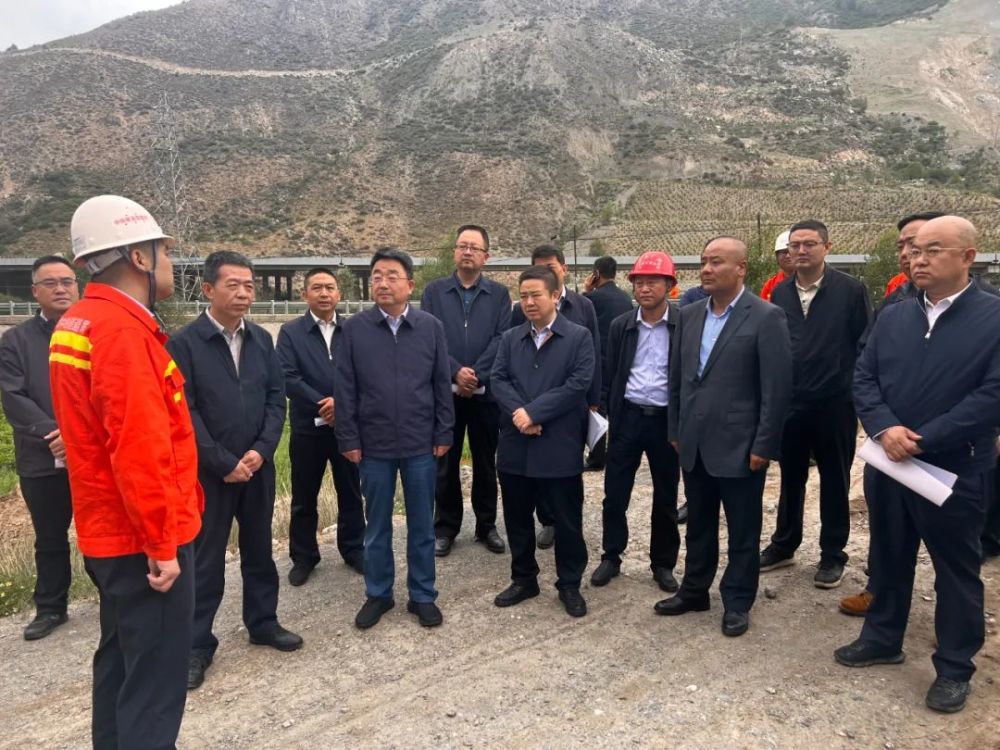 州发改委主任张亮,县委副书记,县长杨海强,县委常委,副县长万德佳及州