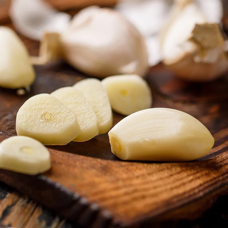 大蒜的嘌呤含量约为38mg/100g,属于低嘌呤食品(嘌呤含量小于50mg/100g