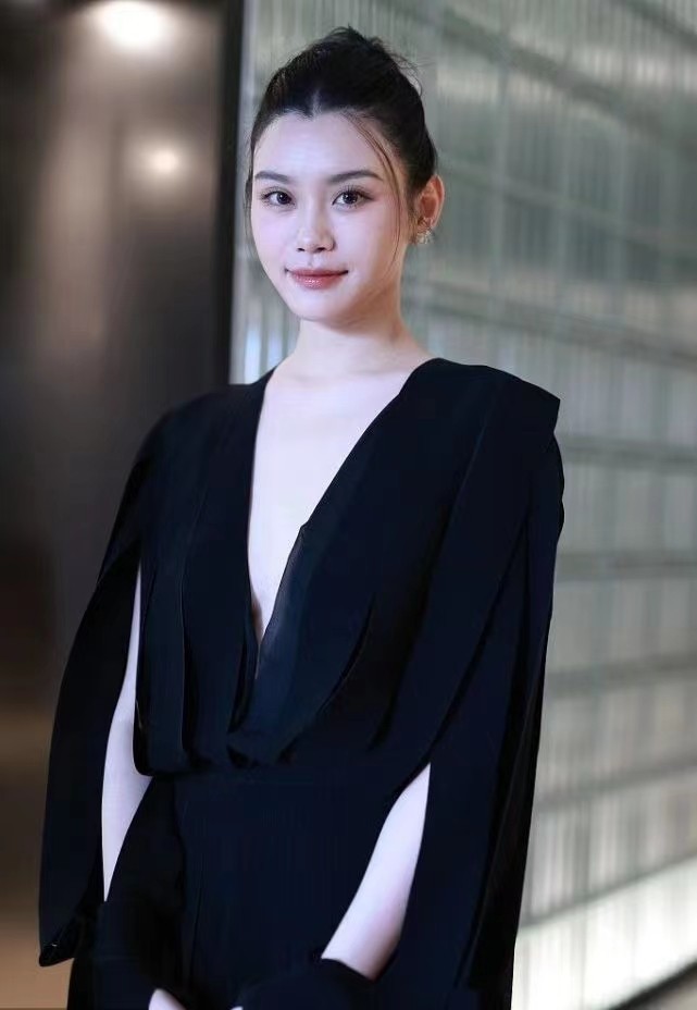 嫁入豪门的奚梦瑶气质越来越好,深v黑色礼裙尽显高级感,太美了