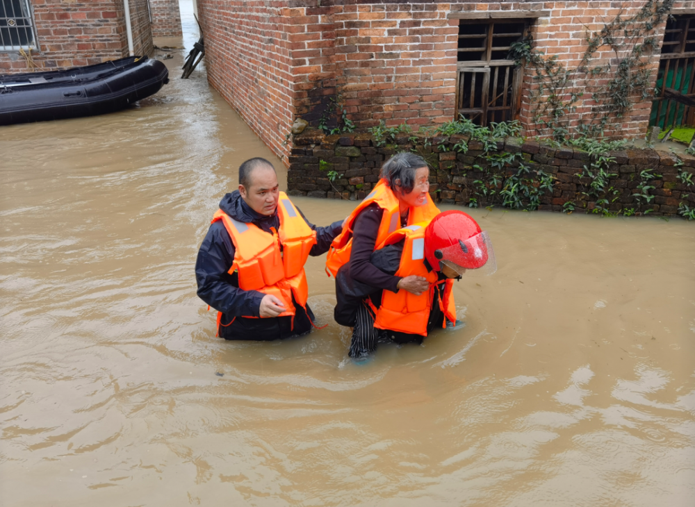 洪水来袭连州东陂镇寨江村马头陂村紧急转移被困群众