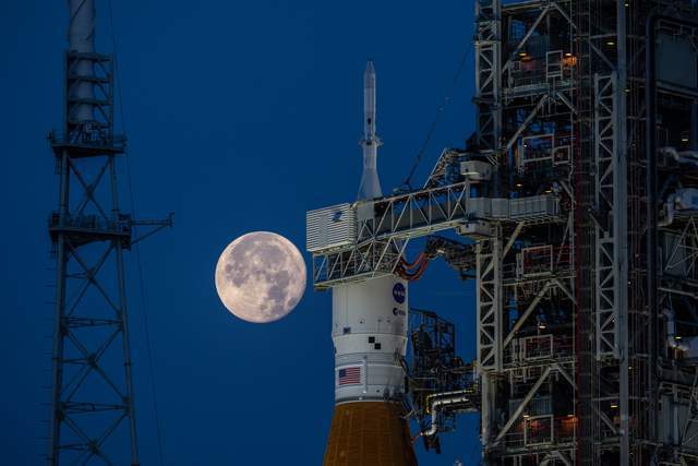 担心被我国抢先登月，NASA心一横：忽略泄漏问题，8月份发射SLS火箭