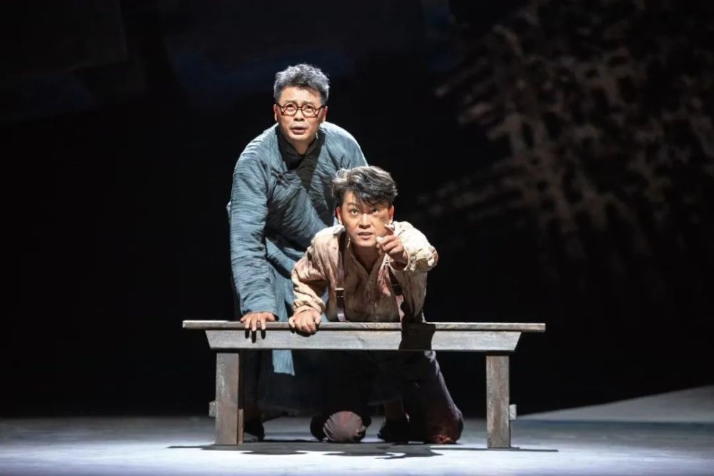 针锋相对的较量扣人心弦的暗战巧妙地回避了波澜壮阔的斗争《雾中灯塔