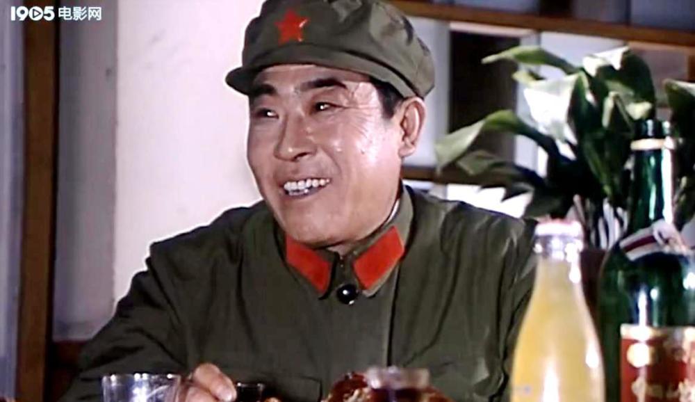 于纯绵饰演的薛团长作为这支工程兵部队的**,他关心战友,在北京,极力