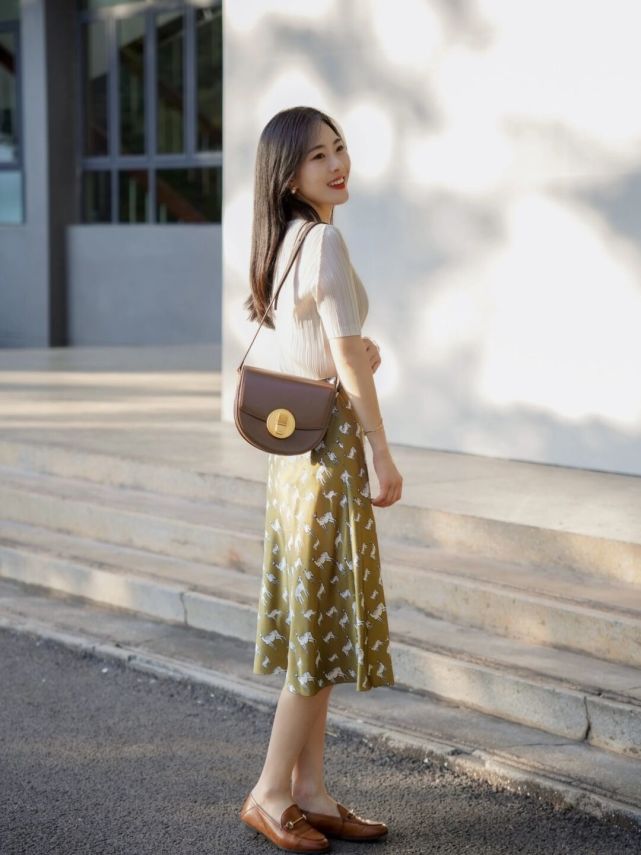 30岁的女人夏天怎么穿才漂亮?针织衫配半身裙或短裤,高级又时髦