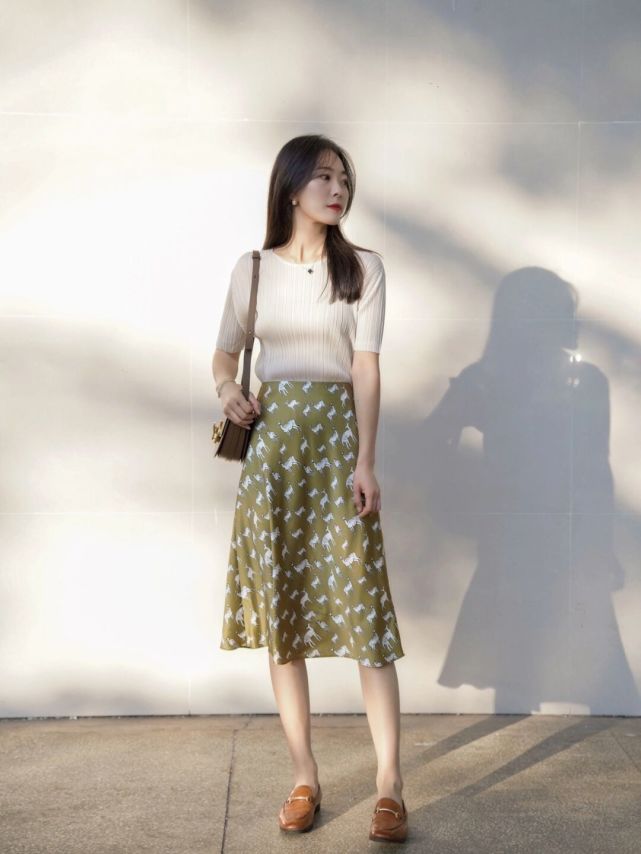 30岁的女人夏天怎么穿才漂亮?针织衫配半身裙或短裤,高级又时髦