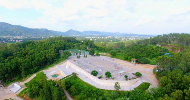 東山祖廟 東山公園靈山寺坐落在羅鏡鎮風景秀麗的太子山上,是一座年代