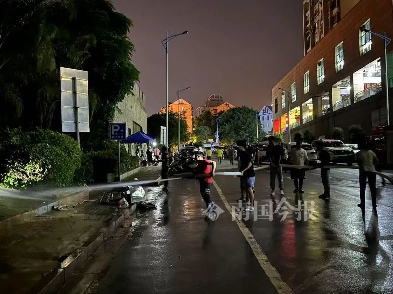 总算退水了沿江路段连夜洗白白爱干净的柳州人连花圃都没放过
