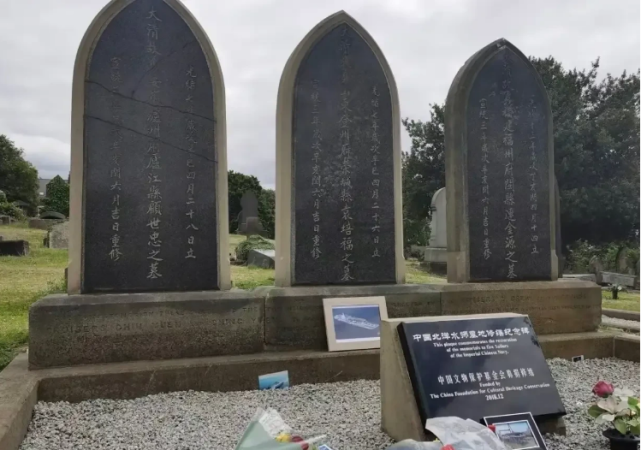 泪目!国产003航母"福建舰"下水,英国一墓地摆满福建舰照片!