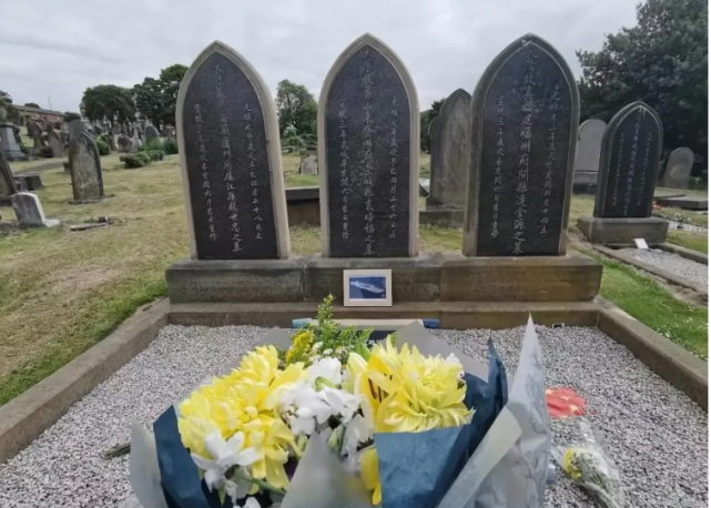 泪目!国产003航母"福建舰"下水,英国一墓地摆满福建舰照片!