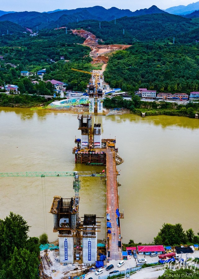 辰溪沅水特大桥建设正酣