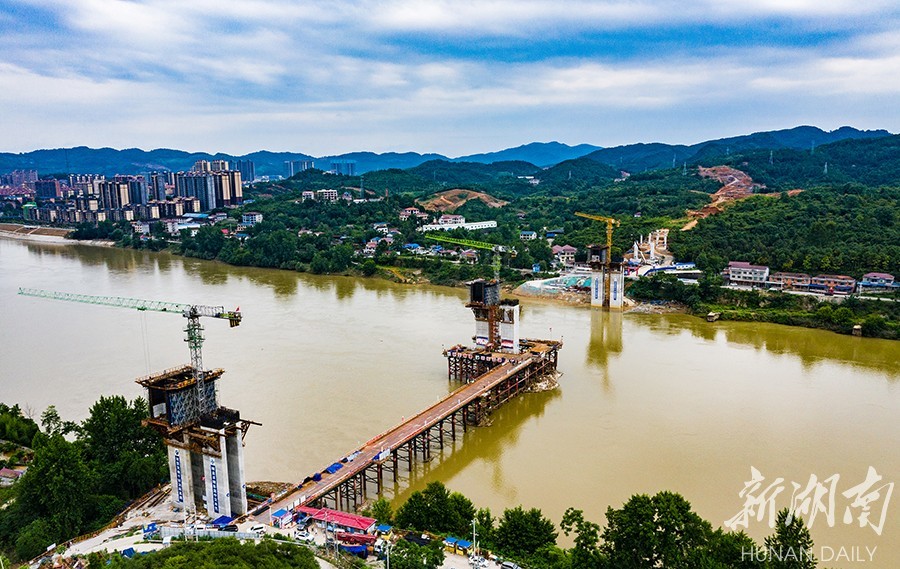 辰溪沅水特大桥建设正酣