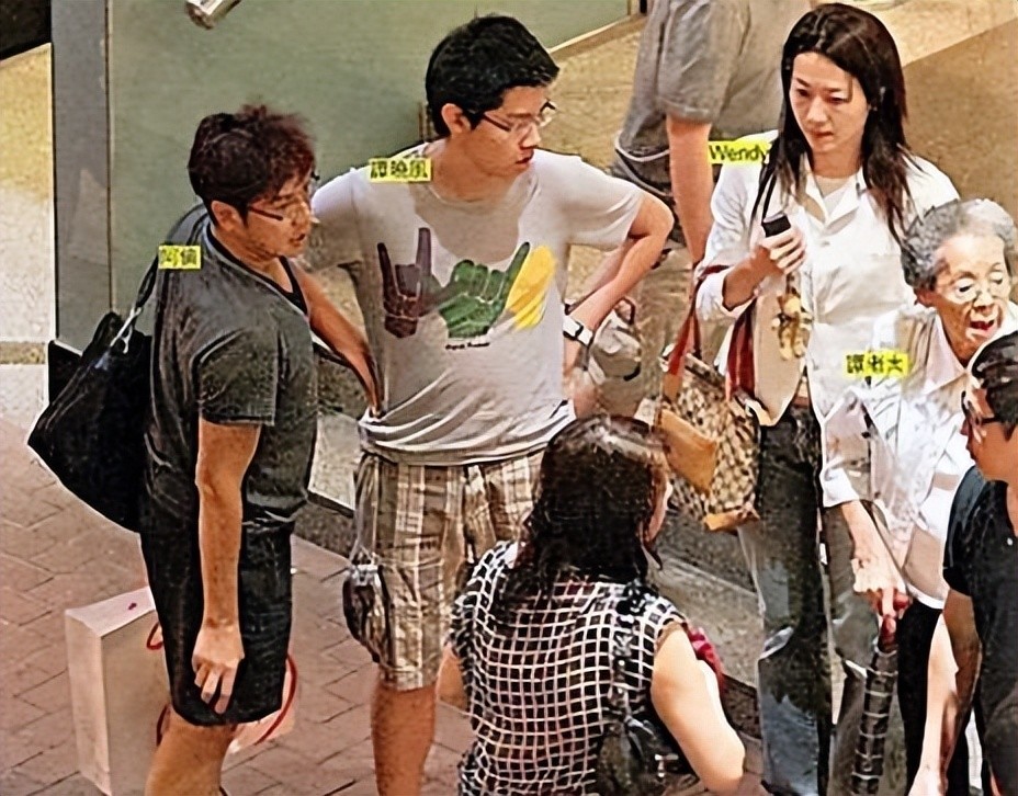 谭咏麟,朱咏婷一家杨洁薇反观朱咏婷,人生一路逆袭,实属令人无奈.