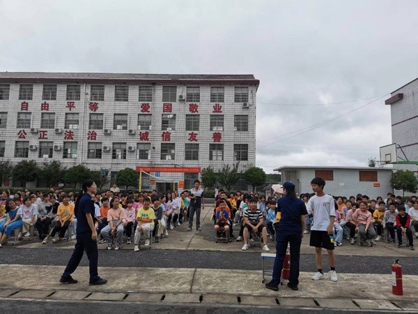 衡阳县消防救援大队深入岘山中学开展消防安全培训暨演练活动