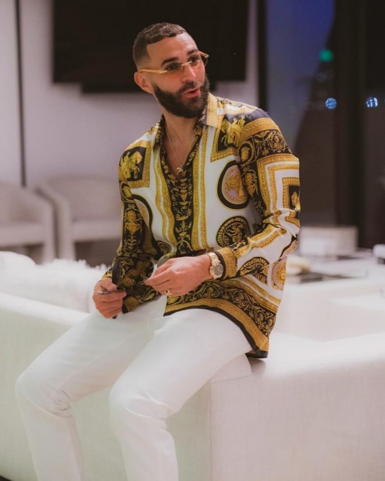 时尚达人!本泽马ins晒帅照_腾讯新闻