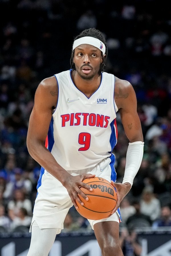 活塞与开拓者2换5格兰特赴波特兰场均19分得分手驰援利拉德