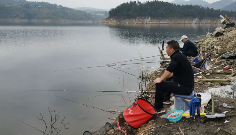 帶顏色的魚線會嚇跑魚咬鉤嗎？