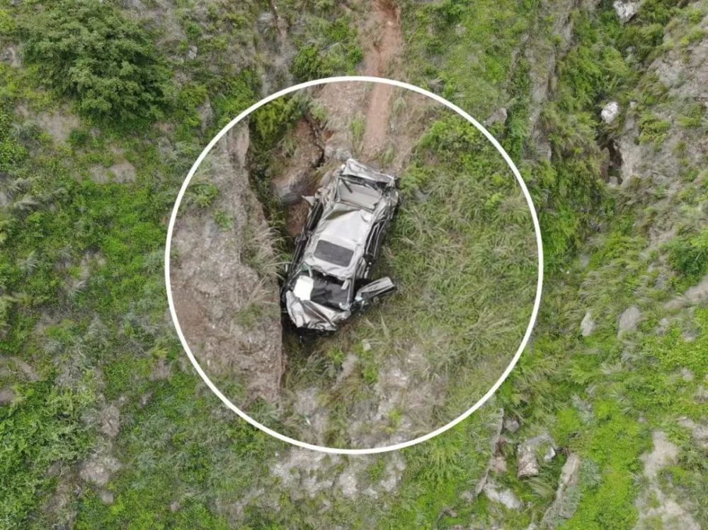 车辆坠入百米悬崖消防紧急营救