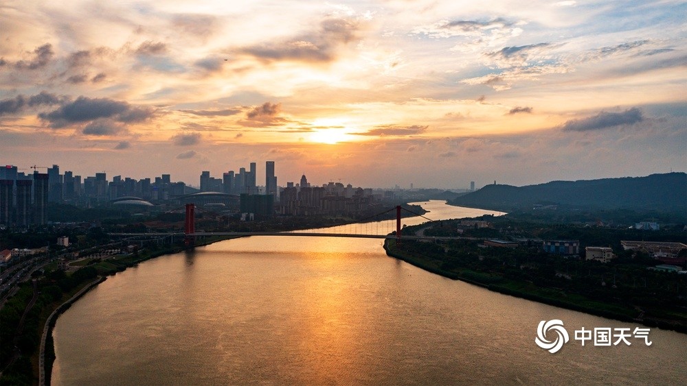 1/5中国天气网讯 6月22日,广西南宁天气晴朗,傍晚夕阳西下,金色阳光