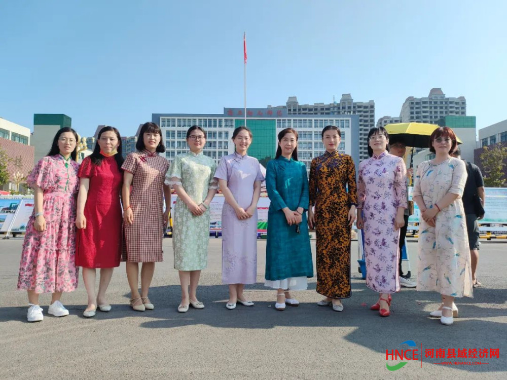 商丘市第一中学教师着旗袍送考祝考生旗开得胜