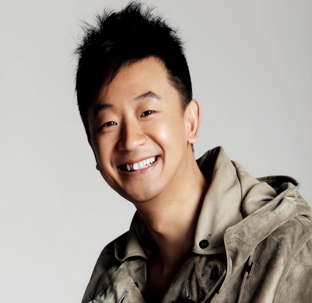 因夜宿门身败名裂的黄海波8年后近况曝光满脸胡渣尽显沧桑