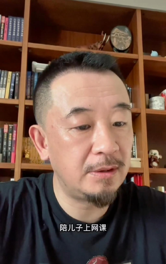 因"夜宿门"身败名裂的黄海波,8年后近况曝光,满脸胡渣尽显沧桑