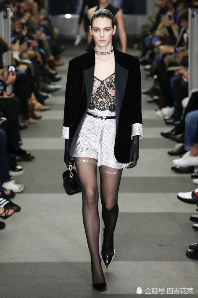 超模kaia和vittoria竟是好闺蜜,势均力敌才是真友情