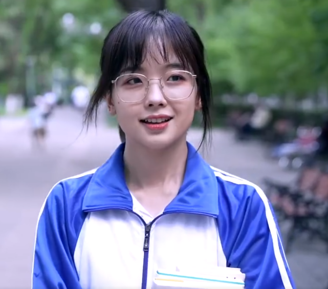 32岁王冰冰穿校服扮学生!扎马尾戴眼镜超清纯,皮肤白皙身形消瘦