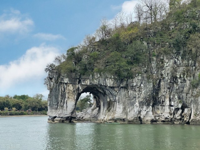 象鼻山景區位於桂林市中心,灕江和桃花江的匯流處,因其山形酷似一隻站