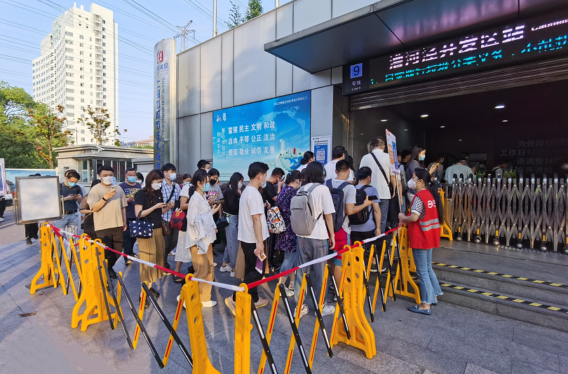 漕河泾开发区地铁站高峰进站排队等太久徐汇警方联动各方加速
