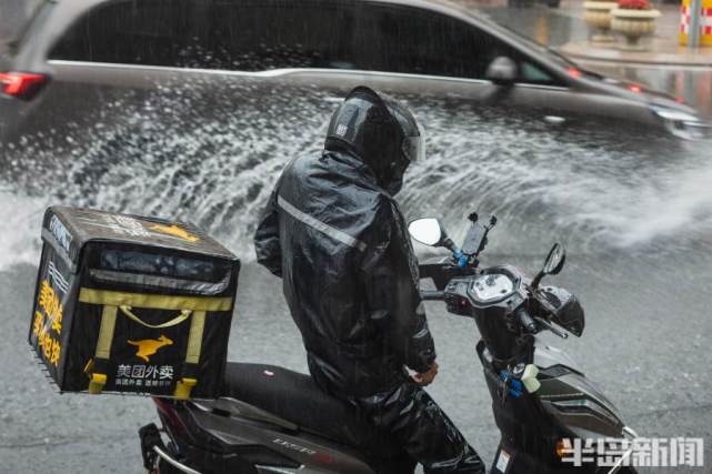 青岛:雨中骑士 奔波送餐
