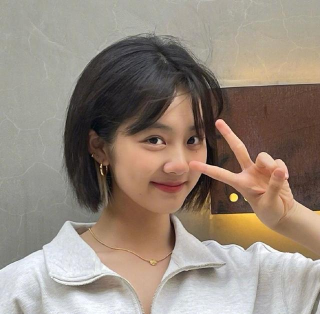 16岁黄多多分享美照短发红唇上演侧颜杀对镜摆拍心情好