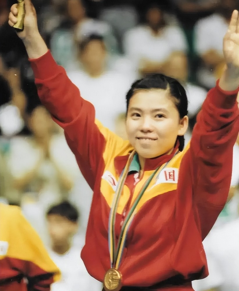 邓亚萍一家三口罕同框和运动员老公混合双打16岁儿子酷似爸爸