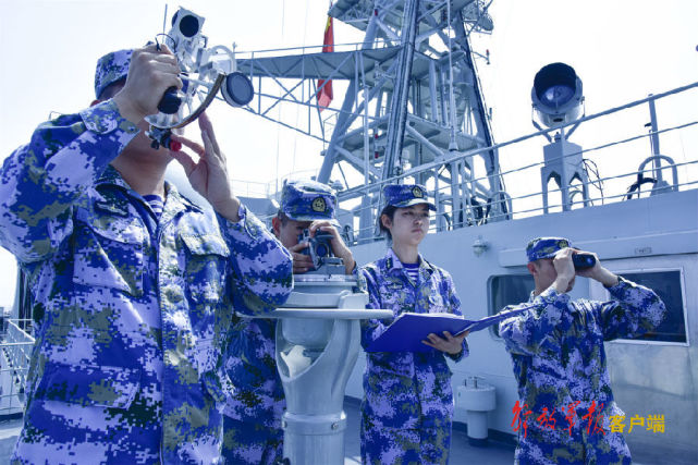 洪湖舰官兵架设油管.