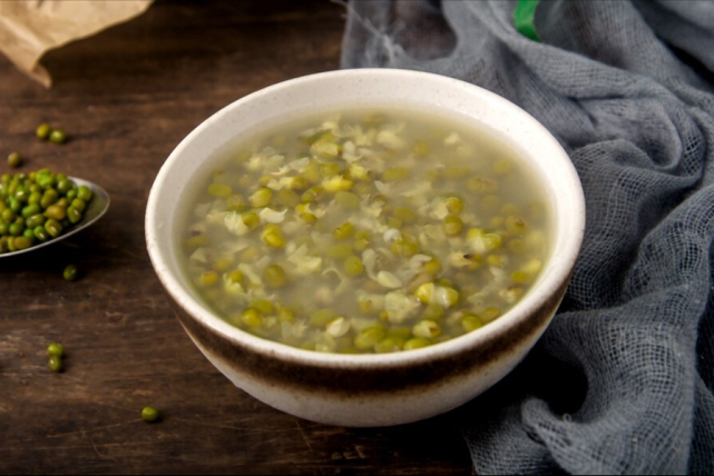 熬绿豆汤,最忌直接下锅,谨记2个诀窍,绿豆快速软烂,不发红