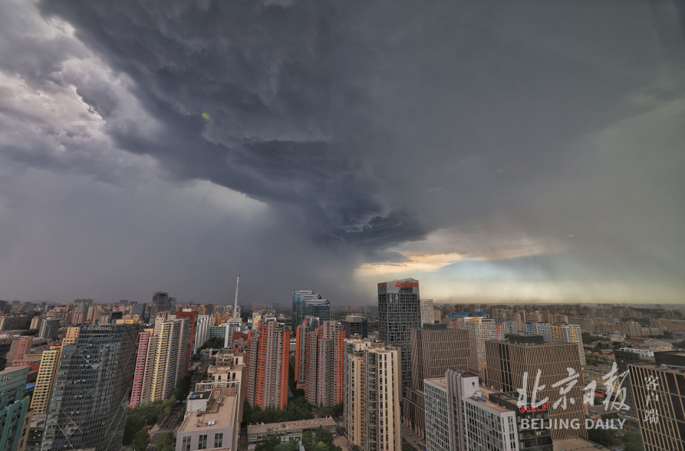 北京部分地区此刻乌云密布,电闪雷鸣