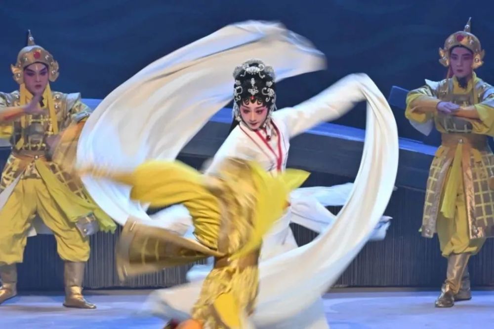 许多年轻人都拜倒在其浪漫飞舞的水袖之下,初探粤剧魅力!