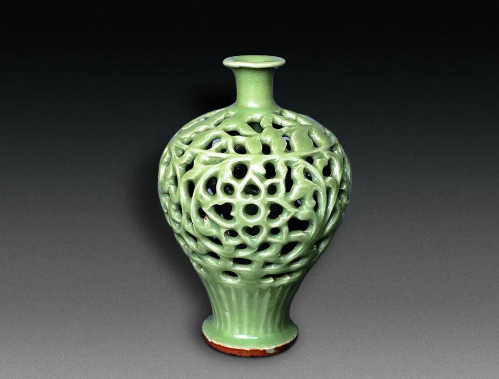 龙泉青瓷甘肃馆藏精品龙泉窑青瓷镂空缠枝花卉纹梅瓶